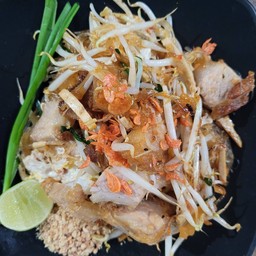 ผัดไทยหมูกรอบ