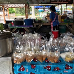 เจ๊พัชขนมจีนน้ำยาปูตลาดนายบ้านบายพาส
