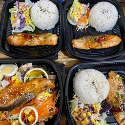 ข้าวหน้าแซลมอนเทอริยากิปลาสองชิ้น