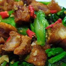 ผักคะน้าหมูกรอบ