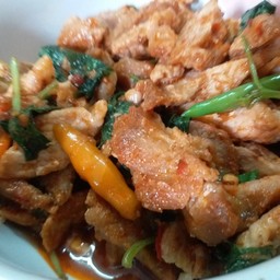 ผัดเผ็ดไก่ใส่ใบยีหร่าราดข้าว(กระเพราควาย)