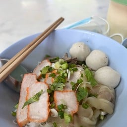 ก๋วยเตี๋ยวหมูยุพิน (เจ้าเก่าตลาดกิมหยง 40 ปี) 1