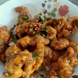 กระเพราปลาข้างเหลือง กับข้าว