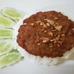 ข้าวราดหมูก้อนทอด