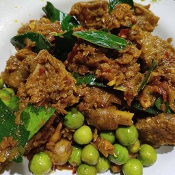 ผัดเผ็ดไก่บ้าน มะเขือพวง