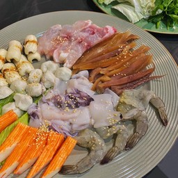 ชุดหมู+ทะเล (น้ำดำ)