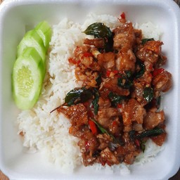 ผัดกระเพราพริกสดหมูกรอบราดข้าว