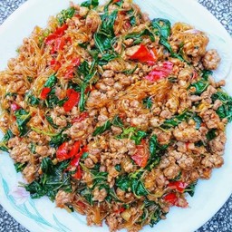 กระเพาหมูสับวุ้นเส้นราดข้าว