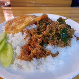 ผัดกระเพราไก่สับพริกสด