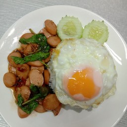 ข้าวราดผัดกะเพราไส้กรอก