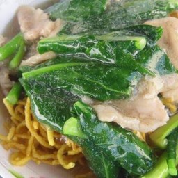 ราดหน้ายอดผักเอ็มไพร์ by รุ่งทิวา -