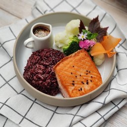 ข้าวไรซ์เบอร์รี่ แซลมอนจิ้มแจ่ว