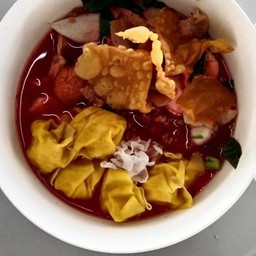 เกี๊ยวหมู ปลาเส้น เต้าหู้ ลูกชิ้นปลา แมงกระพรุน ปลาหมึกกรอบ เกี๊ยวกรอบ