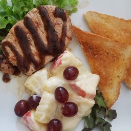 สเต็กไก่รัสเซี่ยนสลัดปังกระเทียม