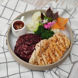 ข้าวไรซ์เบอร์รี่ ไก่ย่างจิ้มแจ่ว