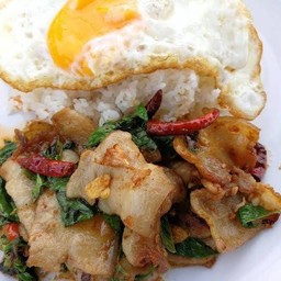 ข้าวกระเพราหมูสามชั้นสไลด์