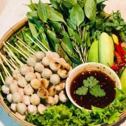 ลูกชิ้นทอด& ขนมปังโคตรนุ่ม วัดพระเงิน