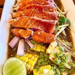 ยำแซลมอน มะม่วง ข้าวโพด สายบัว 