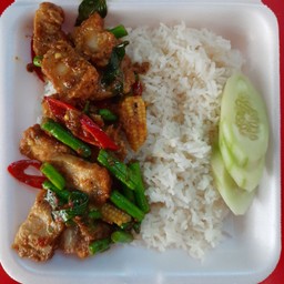ผัดเครื่องแกงหมูกรอบ