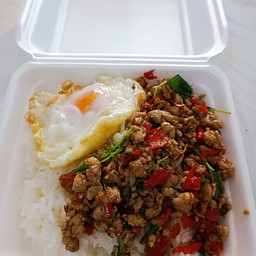 กระเพราหมูสับ,+ไข่ดาว