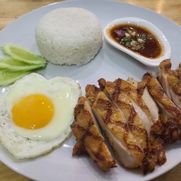 38.ข้าวไก่ย่างจิ้มแจ่ว Rice with grilled chicken with spicy dip souce