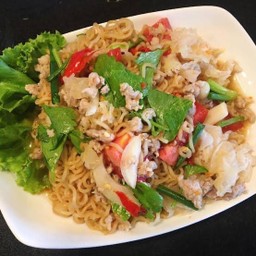 ยำมาม่าหมูสับ/Spicy Instant Noodle Salad with Minced Pork