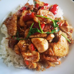 ข้าวไก่ผัดพริกเกลือ