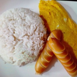 ข้าวไข่ออมเลต ไส้กรอกไก่