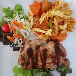 สเต็กไก่ผัดมักกะโรนีเกลียว