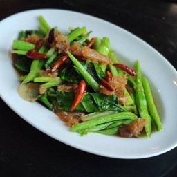 คะน้าผัดปลาเค็มโบราณ