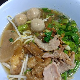 ก๋วยเตี๋ยวเนื้อรวมน้ำใส