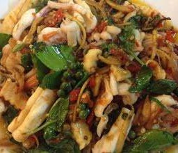 (23) ผัดขี้เมาราดข้าว 酒鬼炒饭