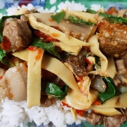 กะเพราหน่อไม้สามชั้นสดราดข้าว