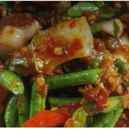 พริกแกงปลาหมึกราดข้าว