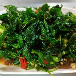 กะเพราไข่เยี่ยวม้า