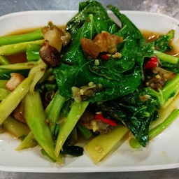 คะน้าหมูกรอบ