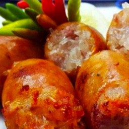 ไส้กรอกอีสาน 1 ชุดพร้อมเครื่องเคียง