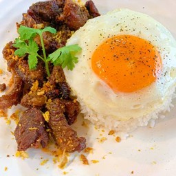 ข้าวเนื้อทอดกระเทียม