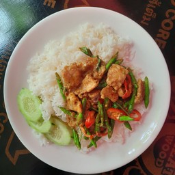 ผัดเครื่องแกงหมูชิ้น