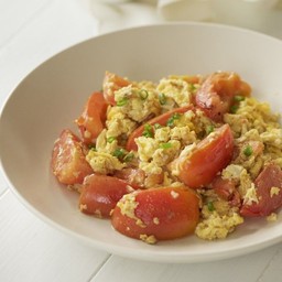 ข้าวหน้าไข่ผัดมะเขือเทศ