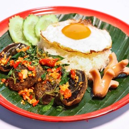 ข้าวกะเพราไข่เยี่ยวม้า หมูสับ (ไส้กรอก+ไข่ดาว)
