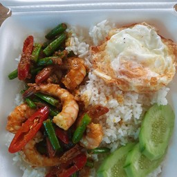ผัดเครื่องแกงกุ้ง