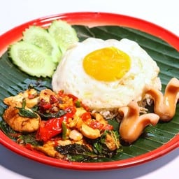ข้าวกะเพราไก่สับ (ไส้กรอก+ไข่ดาว)