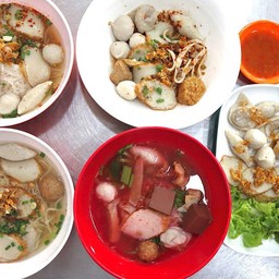 เซตครอบครัว (ก๋วยเตี๋ยว4ชาม+ลูกชิ้นรวมลวกชุดเล็ก1ชุด)