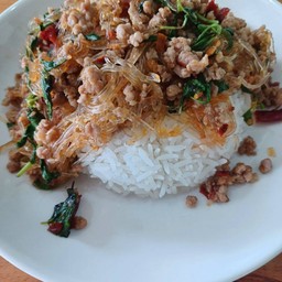 กระเพาวุ้นเส้นหมูสับ ราดข้าว