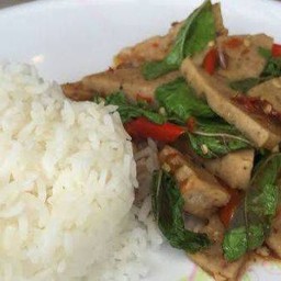 ข้าวกระเพราหมูยออุบล