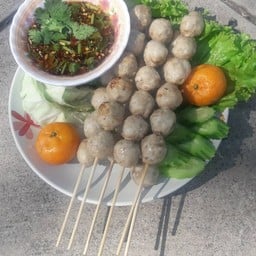 พิซซ่าเวียดนาม ลูกชิ้นปิ้งหลังอำเภอ และเครื่องดื่ม by noy