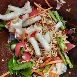 ตำมาม่าตีนไก่