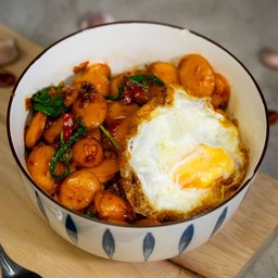 ข้าวผัดกะเพราไส้กรอก+ไข่ดาว