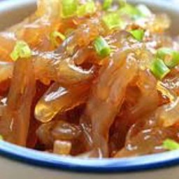 ยำแมงกะพรุนคลุกน้ำมันงา拌海蜇